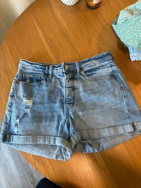 Old Navy Light Wash Rolled-Hem Denim Shorts